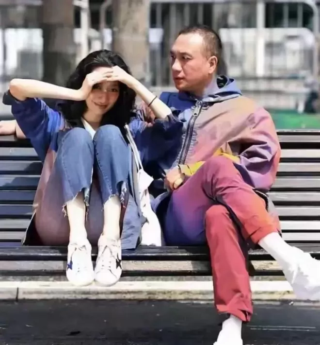 与徐静蕾同居5年分手，后转身娶小13岁网恋妻子