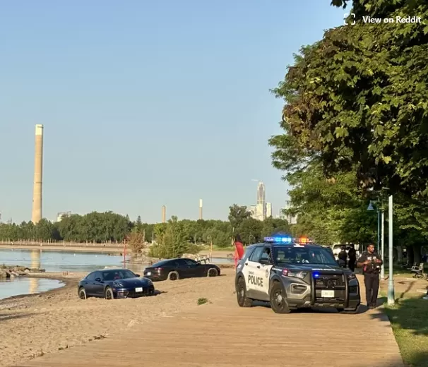 两辆豪车因拍照被困多伦多Woodbine Beach! 无人被控罪!