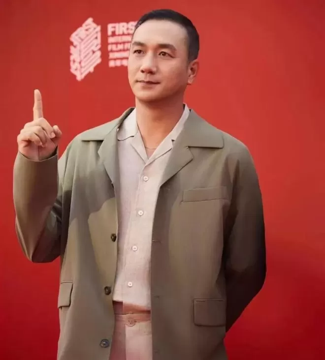 与徐静蕾同居5年分手，后转身娶小13岁网恋妻子