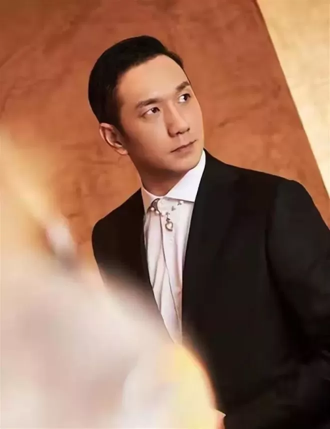 与徐静蕾同居5年分手，后转身娶小13岁网恋妻子