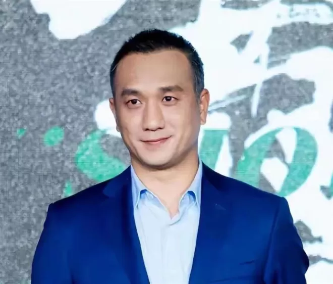 与徐静蕾同居5年分手，后转身娶小13岁网恋妻子