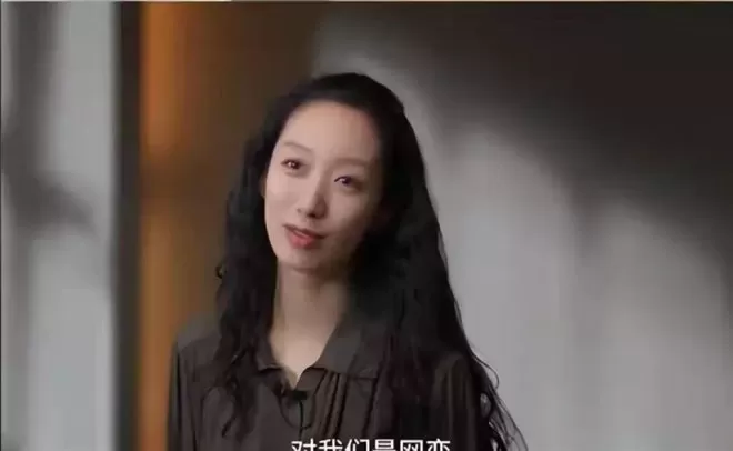 与徐静蕾同居5年分手，后转身娶小13岁网恋妻子