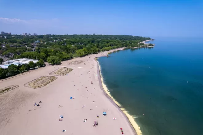 两辆豪车因拍照被困多伦多Woodbine Beach! 无人被控罪!