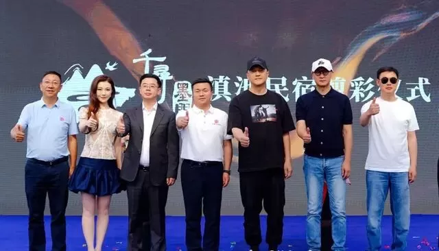 李亚鹏一家云南团聚，妈妈俩女儿还有侄女都在