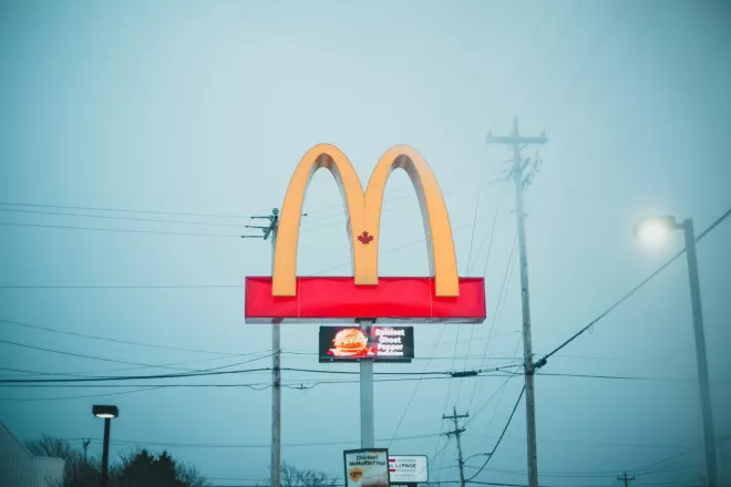 炸锅! 加拿大人直言吃不起麦当劳: 一顿快餐比“正餐”还贵!