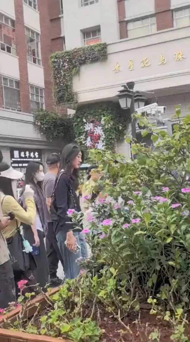 李亚鹏一家云南团聚，妈妈俩女儿还有侄女都在