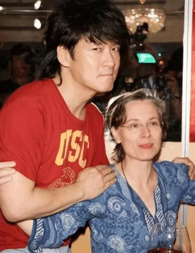 周华健与妻子被嘲像母子：结婚40年，一直被劝离