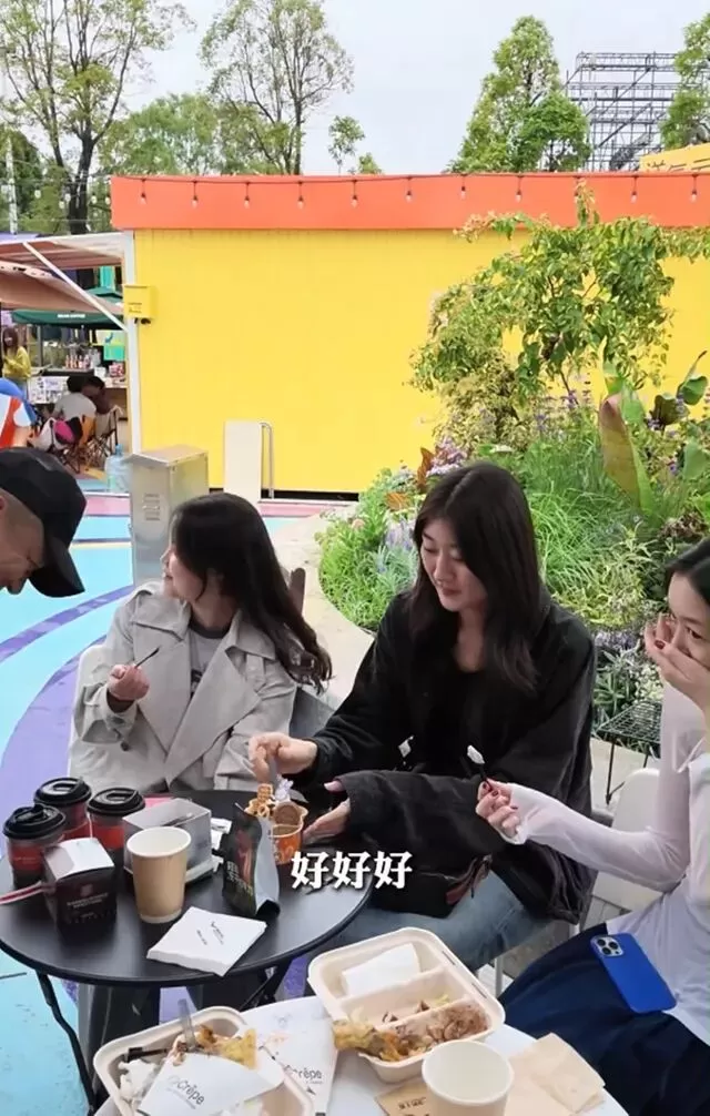李亚鹏一家云南团聚，妈妈俩女儿还有侄女都在