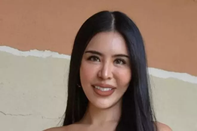 女子飞机上遭邻座猥亵裤子有不明液体，四岁女儿就在身旁