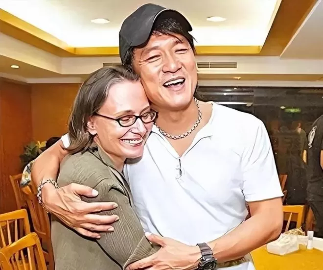 周华健与妻子被嘲像母子：结婚40年，一直被劝离