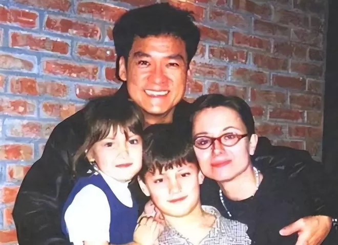 周华健与妻子被嘲像母子：结婚40年，一直被劝离