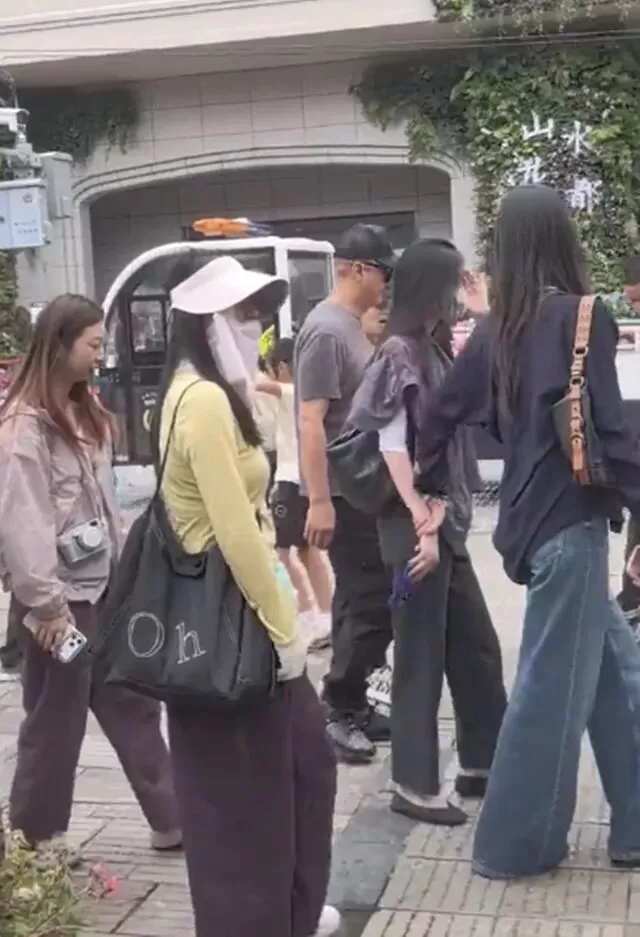 李亚鹏一家云南团聚，妈妈俩女儿还有侄女都在