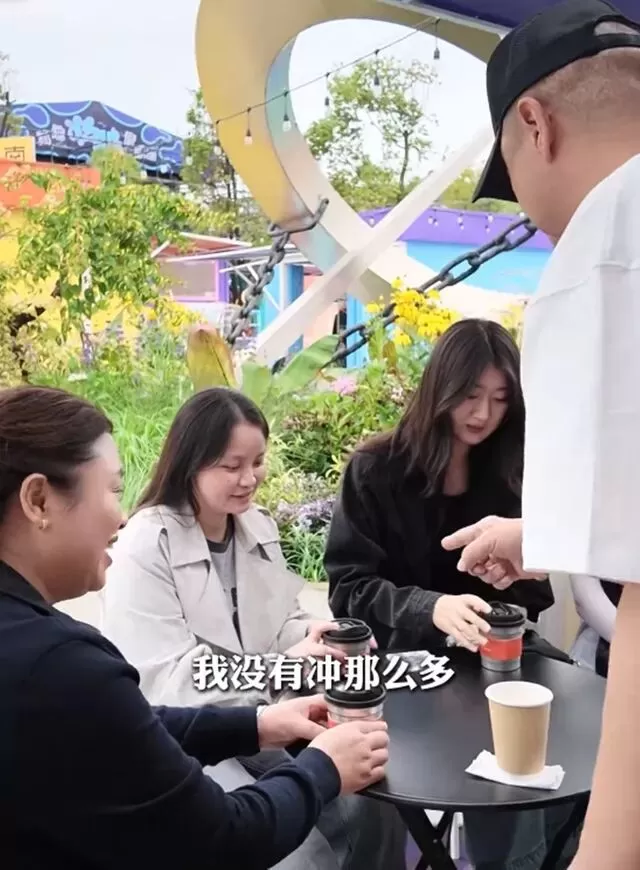 李亚鹏一家云南团聚，妈妈俩女儿还有侄女都在