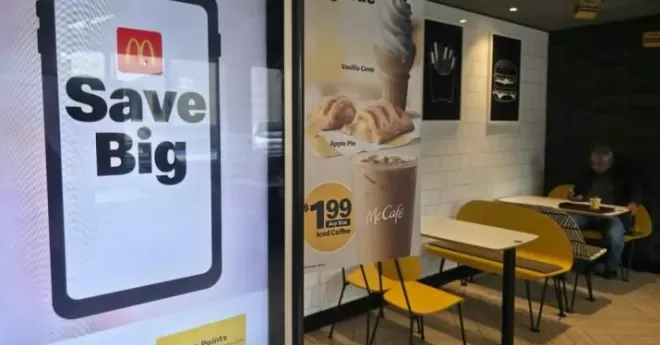 炸锅! 加拿大人直言吃不起麦当劳: 一顿快餐比“正餐”还贵!