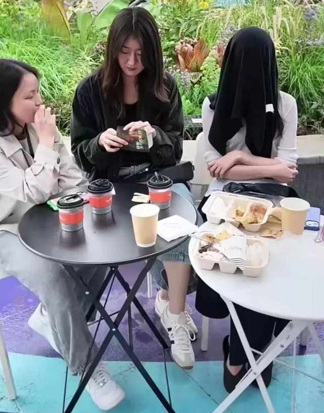 李亚鹏一家云南团聚，妈妈俩女儿还有侄女都在