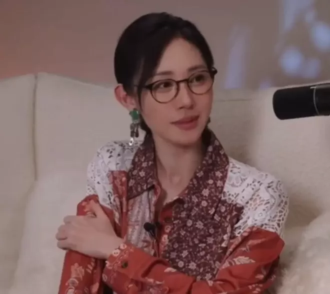 朱洁静自曝患癌是前男友发现的：他发现我胸口长了痘