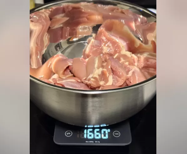 一盒Costco鸡腿, 打开后竟然少了三两肉! 业内网友揭秘!