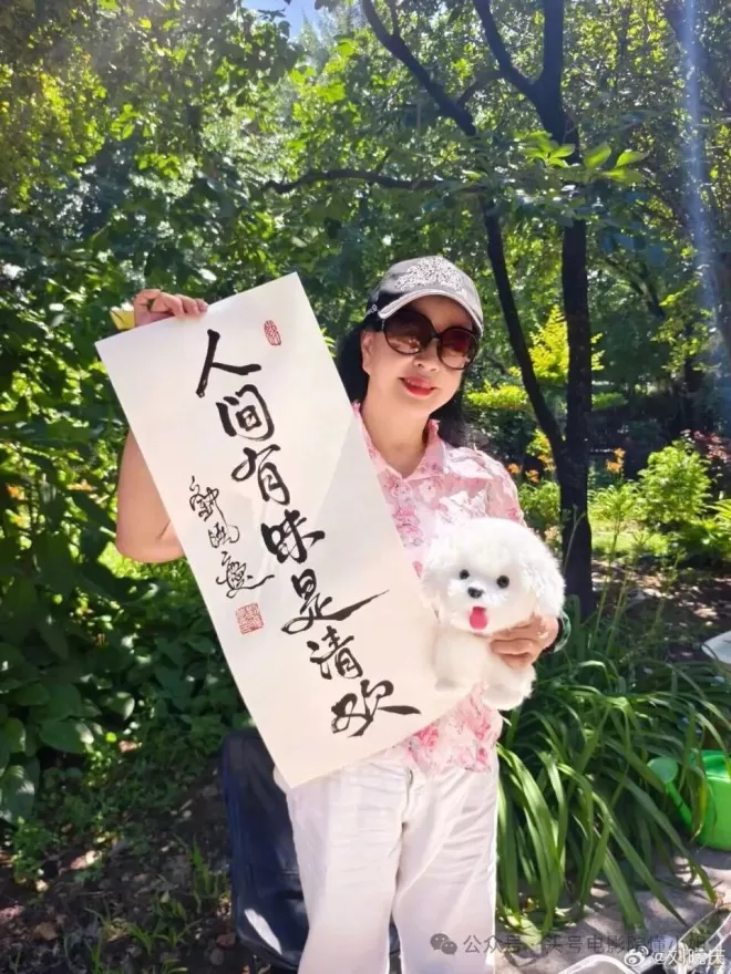 向刘晓庆索赔504万!小38岁前男友进京讨债,外形大变
