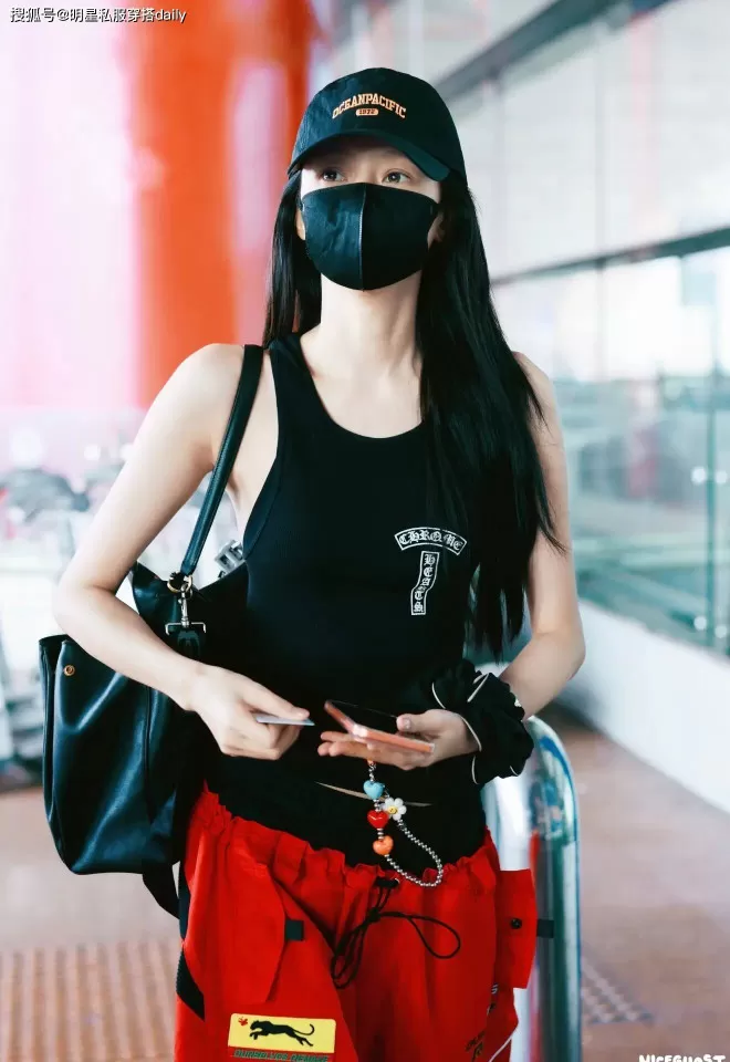 孙怡身材好就是“敢穿”！无袖背心搭黑红撞色机车裤，帅到认不出