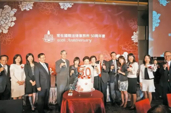 60岁吴明华离婚3天亮相，大女主气场绝了！蔡崇信娶她为啥被说“高攀”？