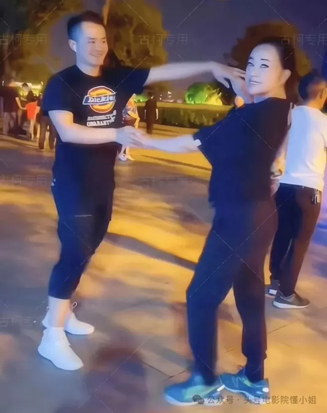 向刘晓庆索赔504万!小38岁前男友进京讨债,外形大变