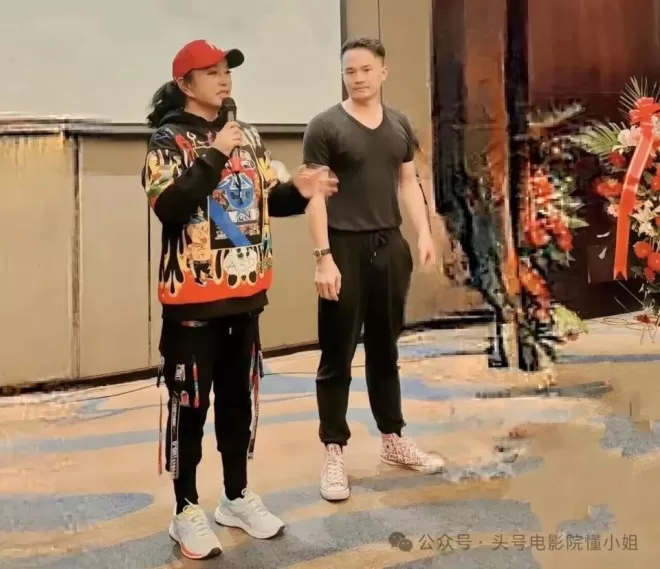 向刘晓庆索赔504万!小38岁前男友进京讨债,外形大变
