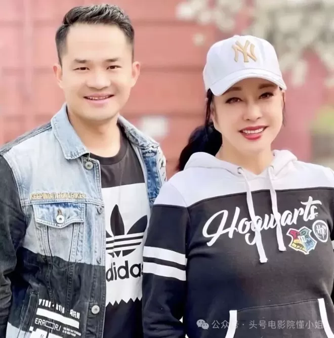 向刘晓庆索赔504万!小38岁前男友进京讨债,外形大变