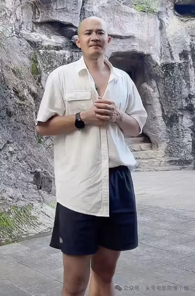 向刘晓庆索赔504万!小38岁前男友进京讨债,外形大变