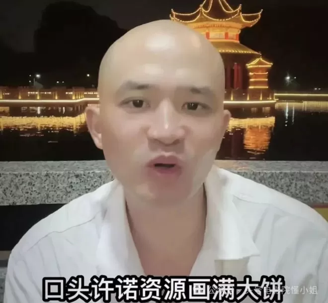向刘晓庆索赔504万!小38岁前男友进京讨债,外形大变