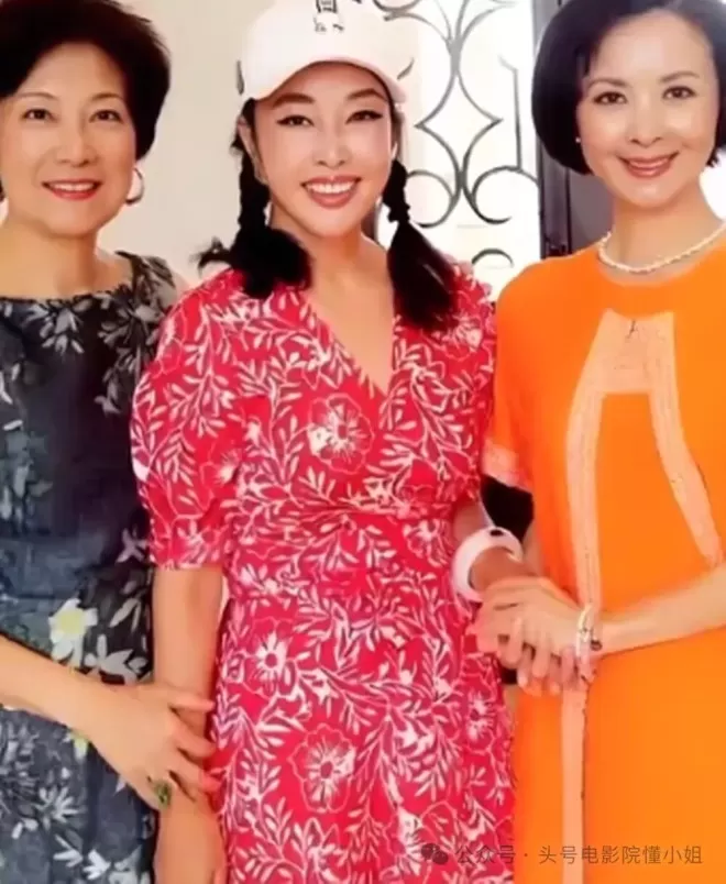 向刘晓庆索赔504万!小38岁前男友进京讨债,外形大变