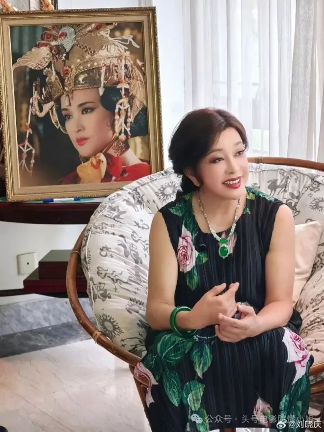 向刘晓庆索赔504万!小38岁前男友进京讨债,外形大变