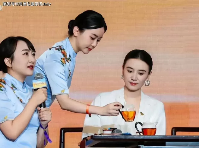 173大美女宋佳同框姚安娜，一个穿新中式端庄一个穿长西装帅气