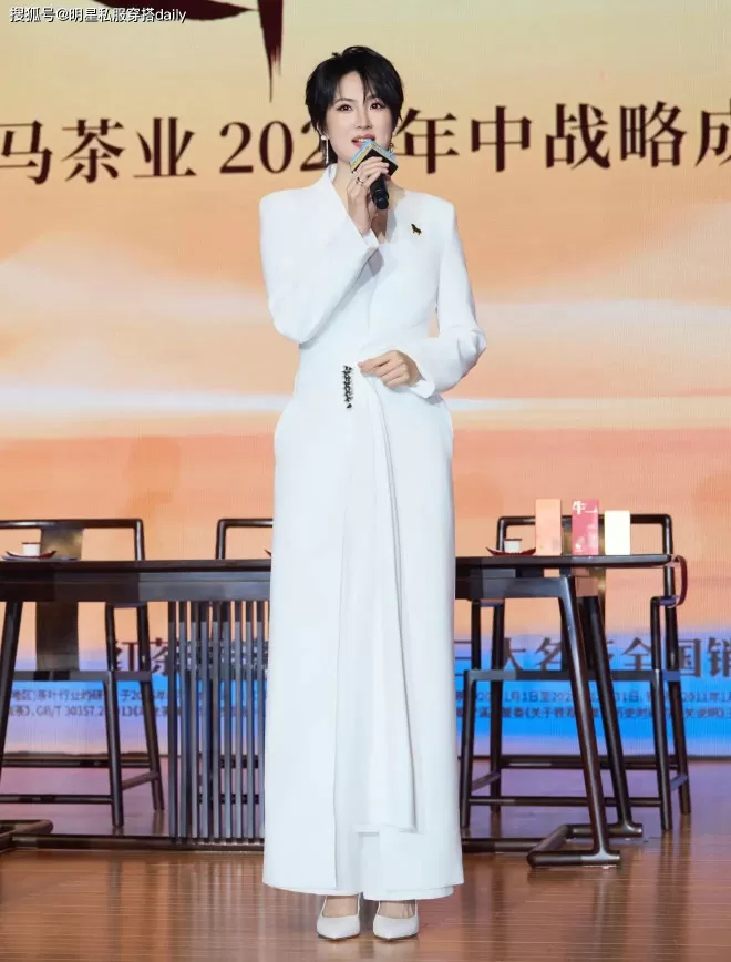 173大美女宋佳同框姚安娜，一个穿新中式端庄一个穿长西装帅气