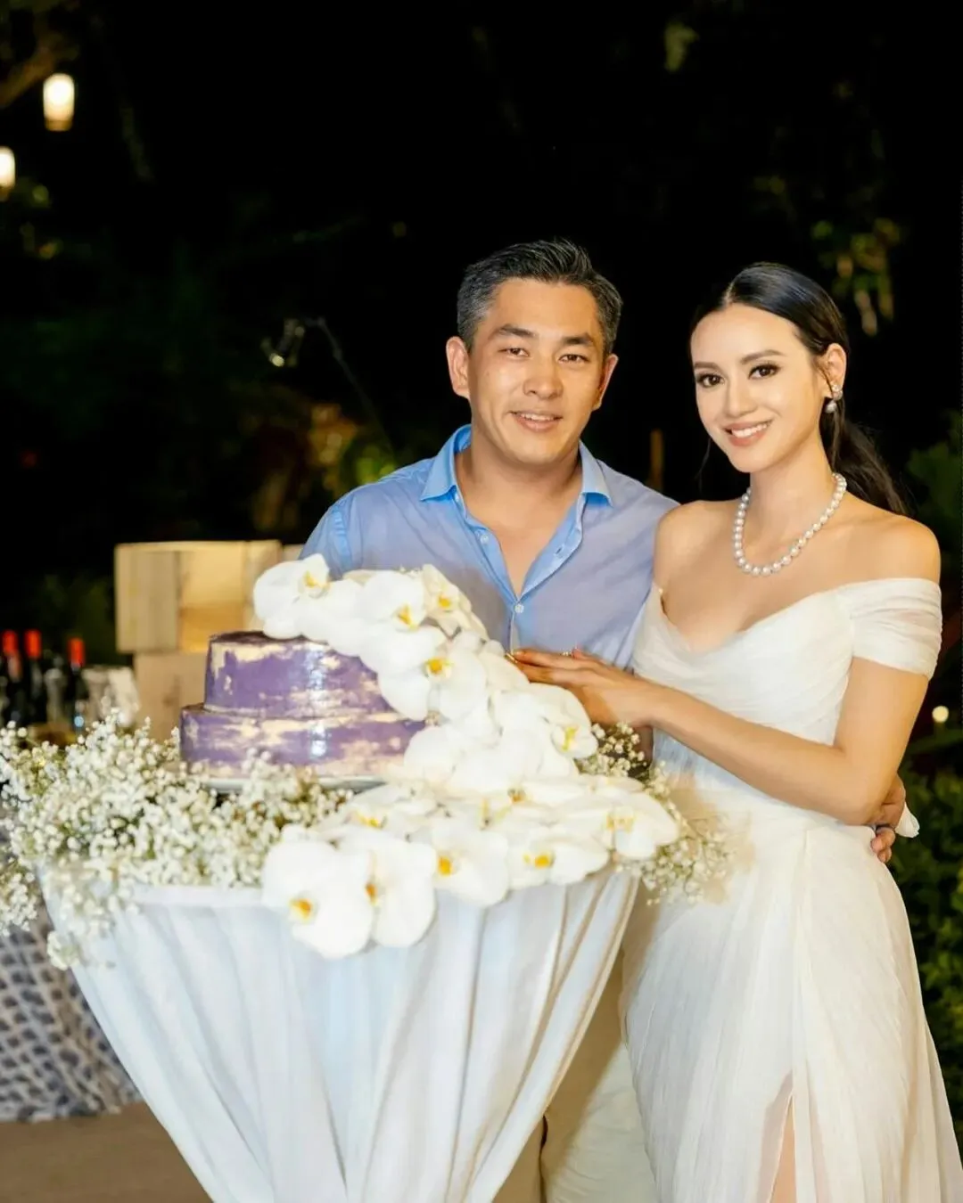 大瓜! 百亿千金老公被曝跟长发美女又搂又亲 大温商场排队被拍 不是自己老婆！
