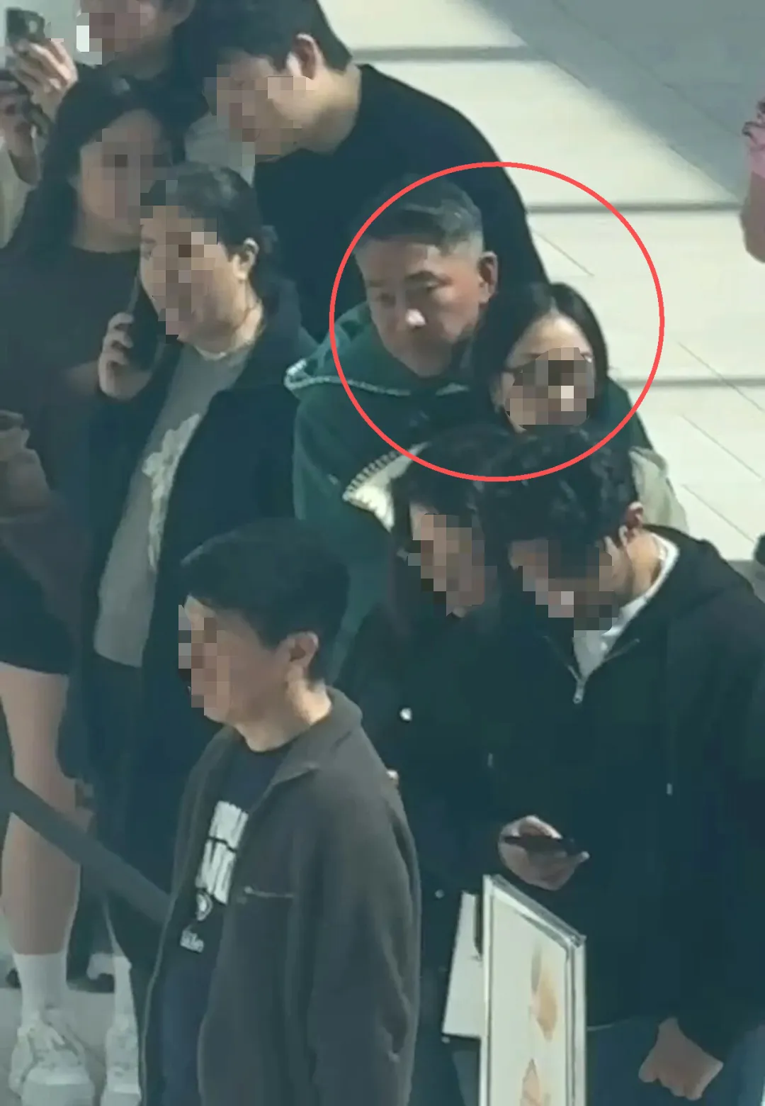 大瓜! 百亿千金老公被曝跟长发美女又搂又亲 大温商场排队被拍 不是自己老婆！