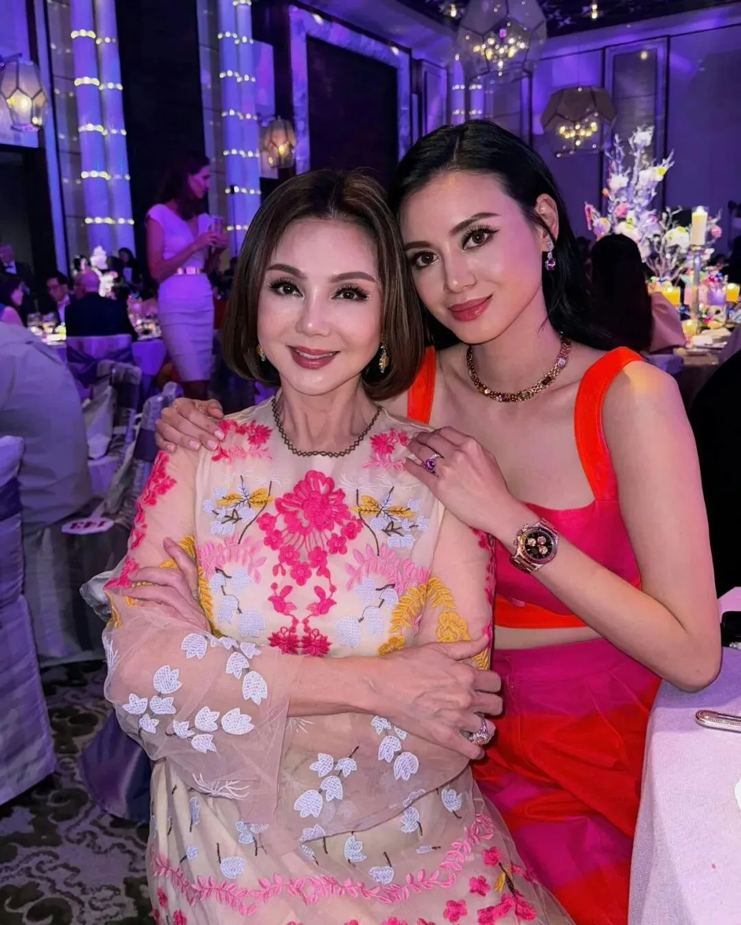 大瓜! 百亿千金老公被曝跟长发美女又搂又亲 大温商场排队被拍 不是自己老婆！