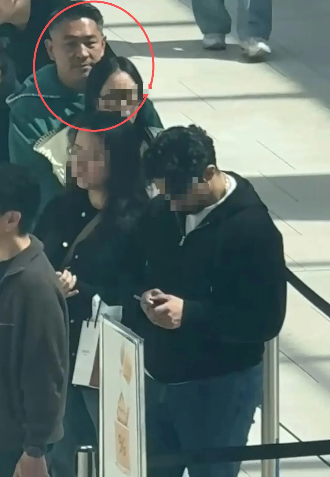 大瓜! 百亿千金老公被曝跟长发美女又搂又亲 大温商场排队被拍 不是自己老婆！