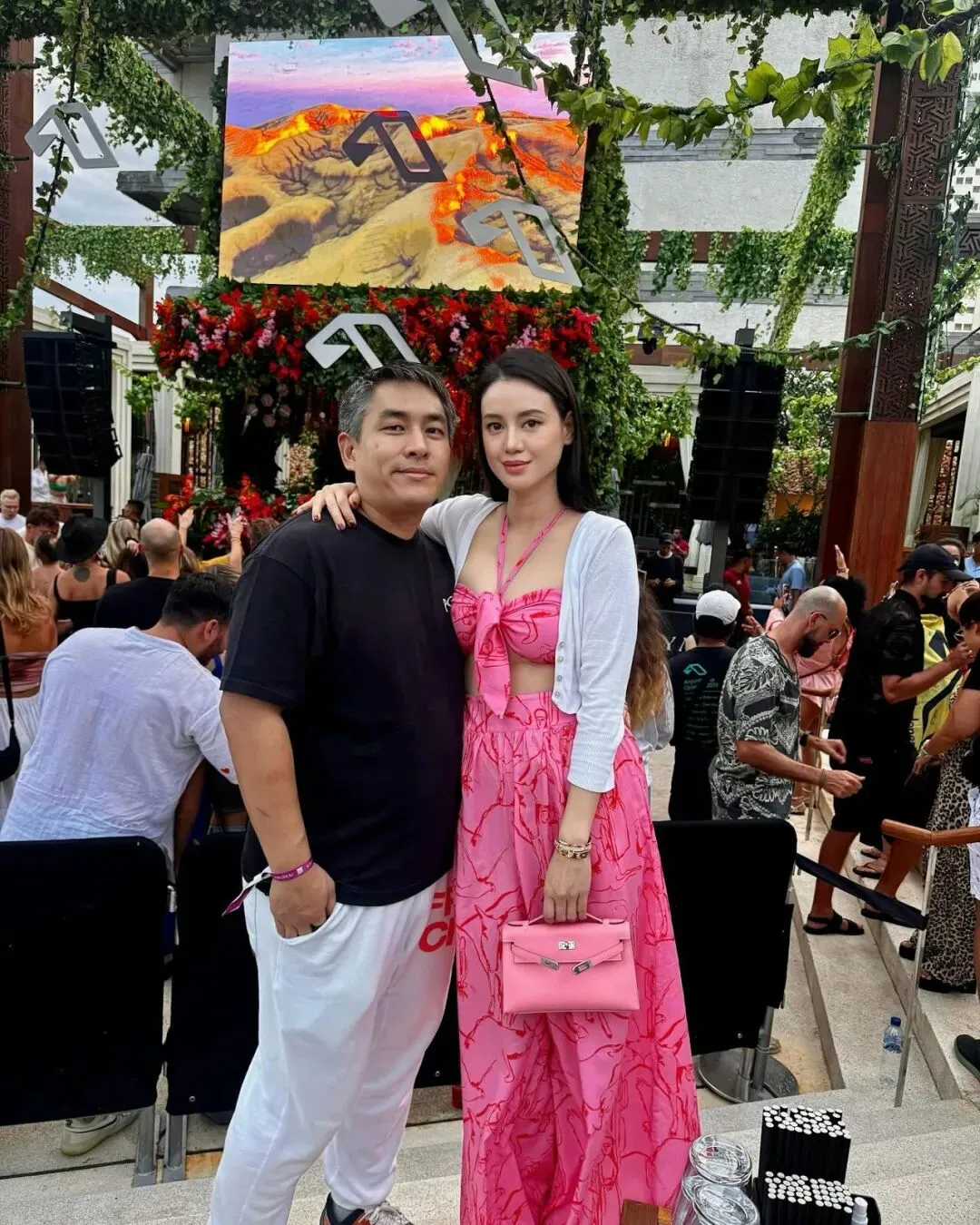 大瓜! 百亿千金老公被曝跟长发美女又搂又亲 大温商场排队被拍 不是自己老婆！