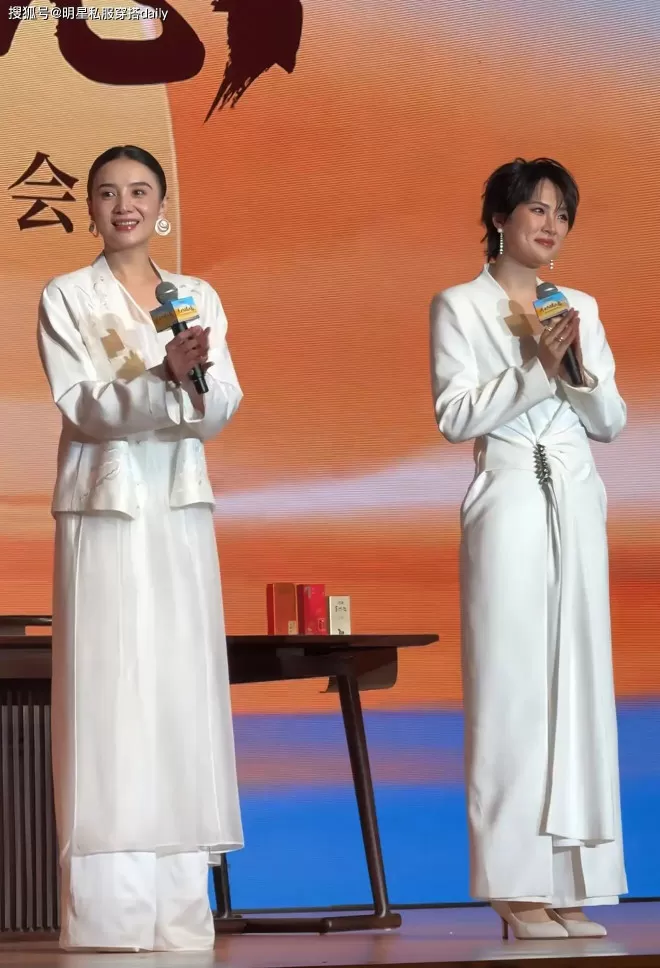 173大美女宋佳同框姚安娜，一个穿新中式端庄一个穿长西装帅气