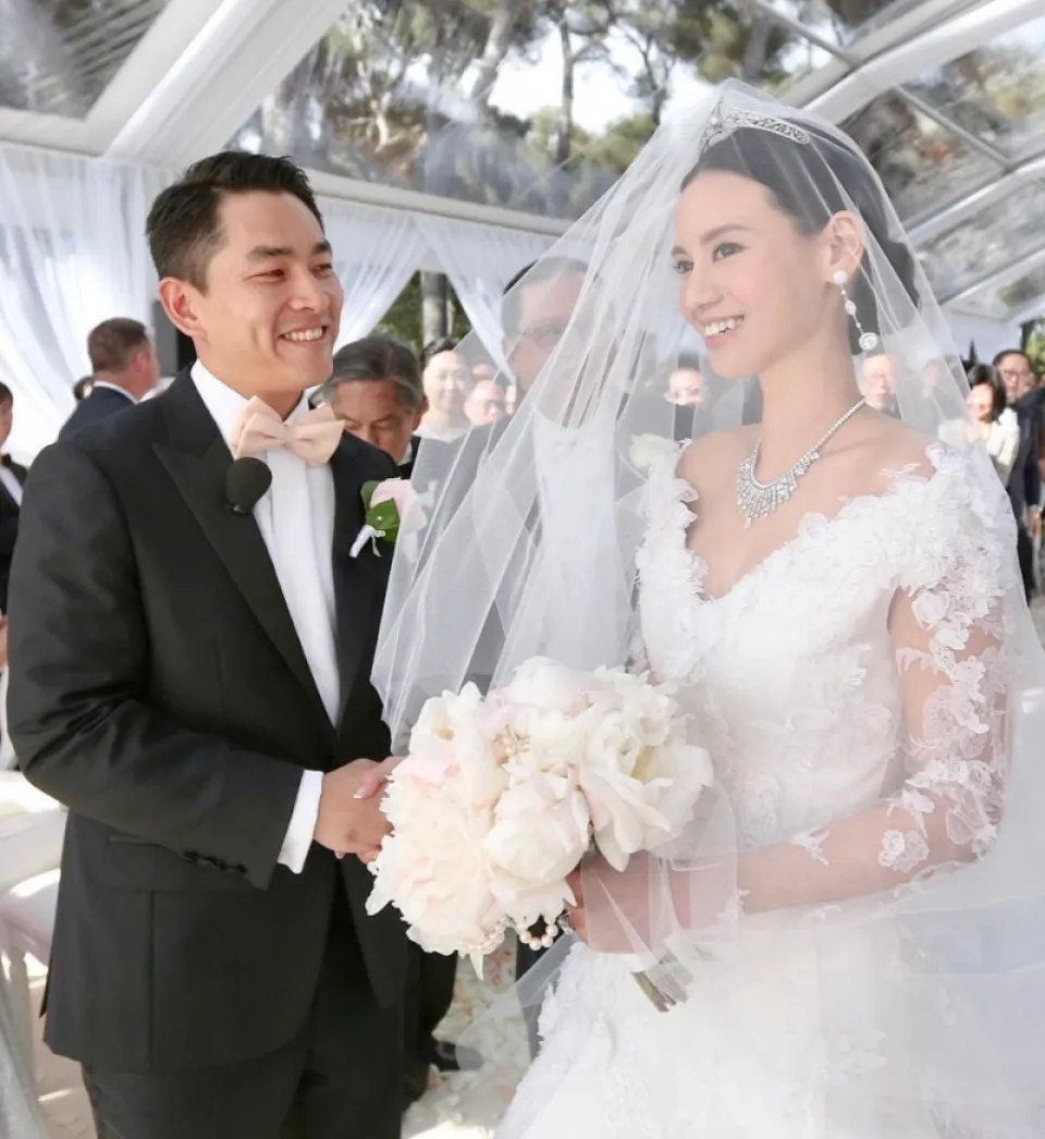 大瓜! 百亿千金老公被曝跟长发美女又搂又亲 大温商场排队被拍 不是自己老婆！