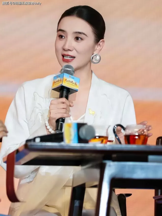 173大美女宋佳同框姚安娜，一个穿新中式端庄一个穿长西装帅气