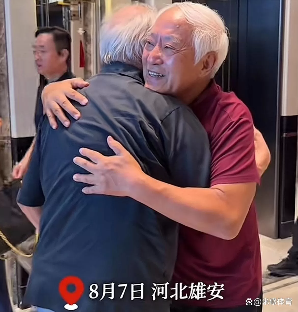 76岁牛群罕见露面，已满头白发，与前国足外籍主帅时隔33年相见