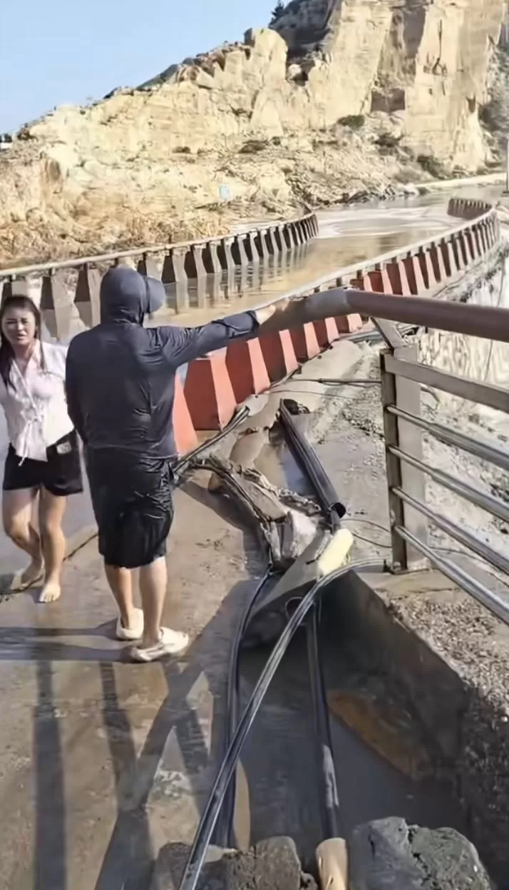 台风白海豚︱浙江四口家观浪9岁童遭卷走  知情人：游客私闯被封区域︱有片