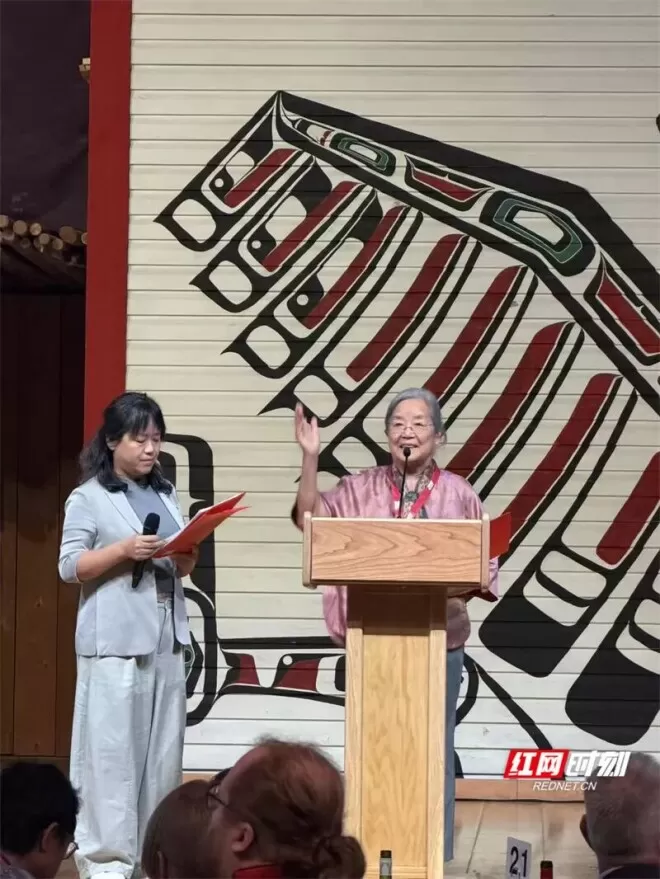 “宝藏奶奶”蔡皋在加拿大捧回国际安徒生奖插画家奖