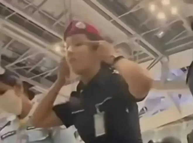 俄罗斯姐弟被虐杀，机场又陷眯眯眼辱华风波