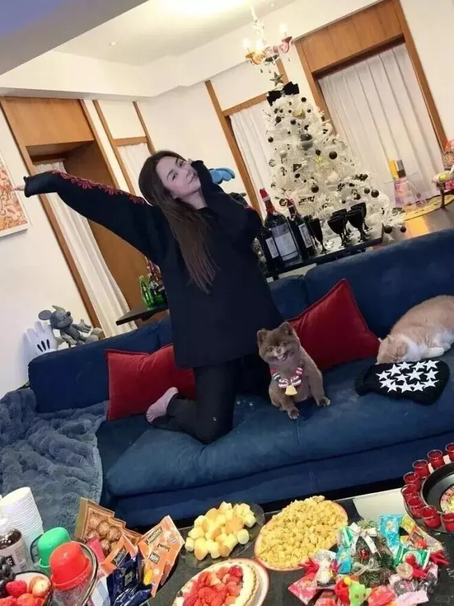 阿娇晒出香港的豪宅,全屋布置温馨舒适,富有少女气息