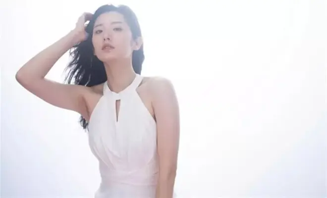 朋友偶遇刘亦菲真人后感叹：电视里全是假的