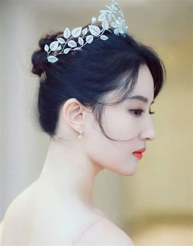 朋友偶遇刘亦菲真人后感叹：电视里全是假的