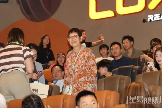 周星驰《功夫女足》香港首映礼，86岁母亲、姐姐罕见现身