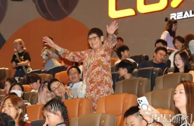 周星驰《功夫女足》香港首映礼，86岁母亲、姐姐罕见现身